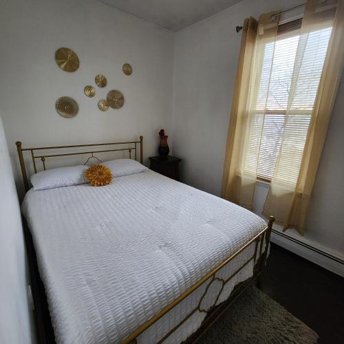 Sofia's Garden في نورث بيرغن: غرفة نوم بسرير عليها زهرة صفراء