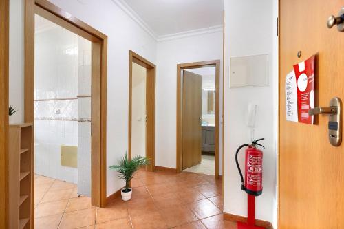 een hal met een brandblusser in een kamer bij Tamara's Apartment in Armação de Pêra