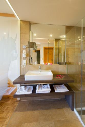 a bathroom with a tub and a sink and a shower at Hotel Klugbauer in Sommereben