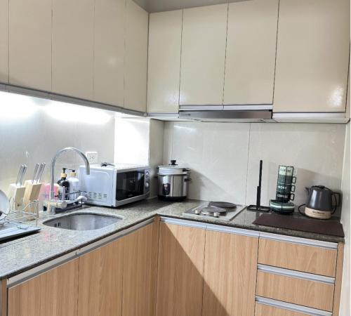 Η κουζίνα ή μικρή κουζίνα στο Mactan Newtown Haven