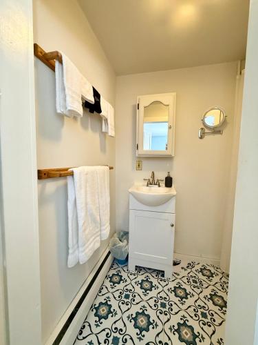 a bathroom with a sink and a mirror at Colonel Spencer Inn in Campton