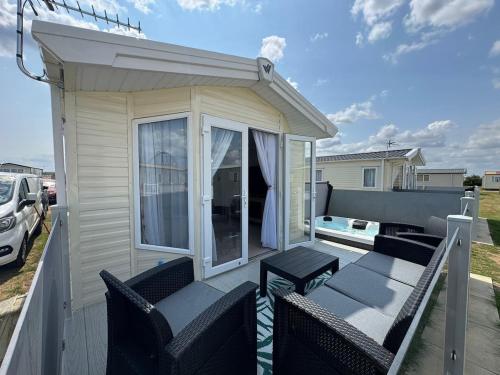 Балкон или терраса в Fantasy Island - Eastgate E5 - The Sierra with Hot Tub - Coastal Caravan Breaks