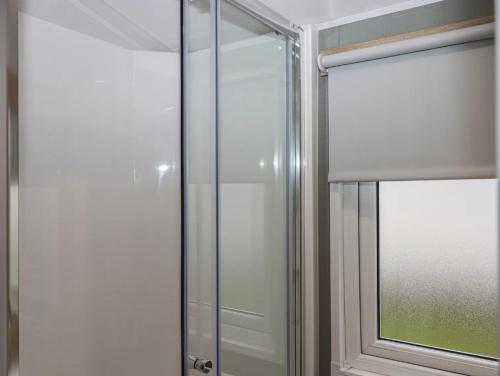 Ένα μπάνιο στο 6 Manor Park - 3 Bedroom - Sea views nearby