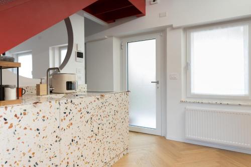 Køkken eller tekøkken på NEST LIVING Red Velvet