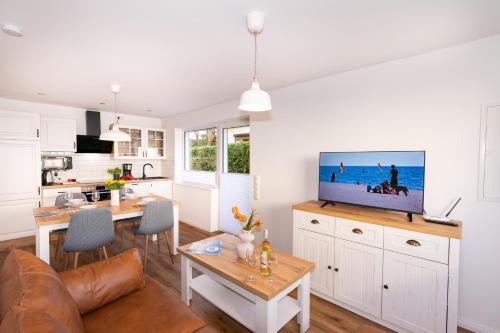 cocina y sala de estar con TV en la barra en Alte Liebe 5, en Grömitz