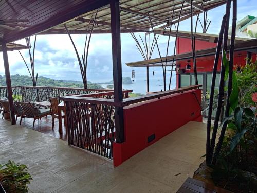 Villa Jardin في كيبوس: فناء مع طاولة وكراسي وإطلالة على الماء
