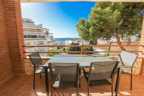 Ein Tisch und Stühle auf einem Balkon mit Aussicht in der Unterkunft Horizon Sea Views and Garage in La Herradura