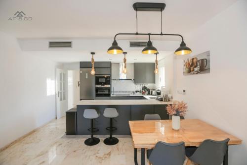 eine Küche und ein Esszimmer mit Tisch und Stühlen in der Unterkunft Horizon Sea Views and Garage in La Herradura