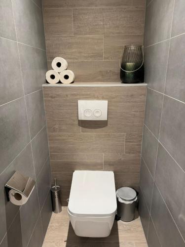 a bathroom with a white toilet and some towels at 'T centrum Reusel in Reusel