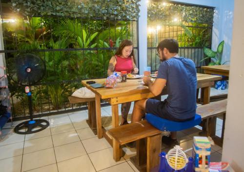 萨玛拉Argdivan Beach Hostel的坐在餐厅桌边的一对男女