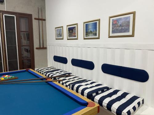 a ping pong table in a room with two balls at Casa Ampla de Praia 2 Piscinas e Ar Condicionado in Matinhos