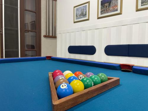 a tray of billiard balls on a pool table at Casa Ampla de Praia 2 Piscinas e Ar Condicionado in Matinhos