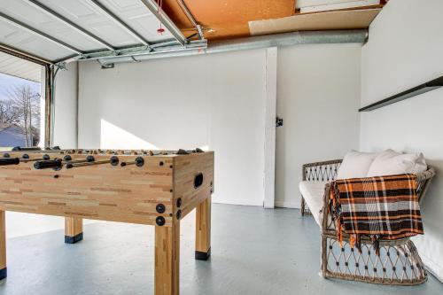 Postel nebo postele na pokoji v ubytování 5 Mi to The USAF Museum Dayton Home, Walk to Park