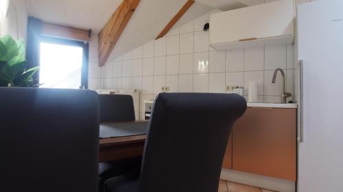 Η κουζίνα ή μικρή κουζίνα στο Stay Smart Giessen Hotel und Appartments