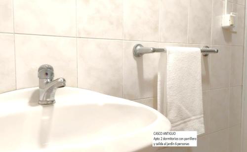 - Baño con lavabo y toalla en Senda Marina Aparto Hotel, en Punta del Este