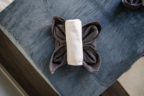 een handdoek bovenop een bed bij Casa Léda Apartment in Szentendre