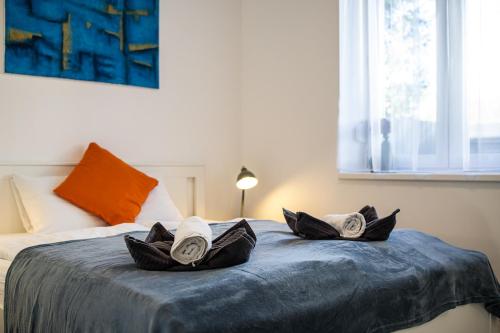 een slaapkamer met een bed met twee kussens erop bij Casa Léda Apartment in Szentendre