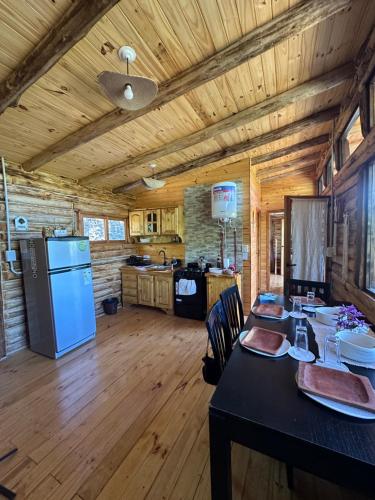 eine große Küche mit Tisch und Kühlschrank in der Unterkunft La retama in Alta Gracia