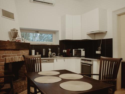 Una cocina o kitchenette en Szent Flórián Tűzoltó Panzió Visegrád