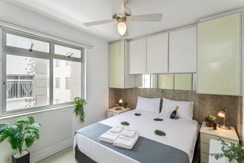 una camera da letto con un letto con due asciugamani sopra di Confortável e bem localizado a 300m da praia a CFB