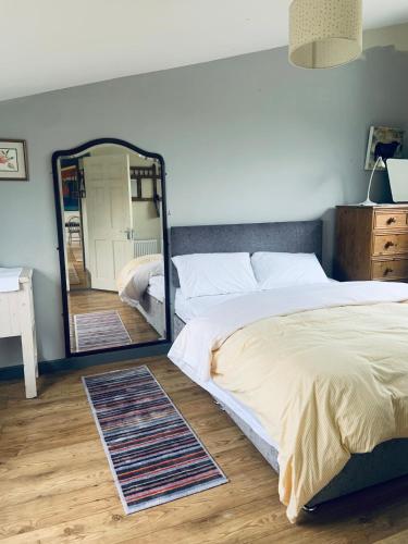 Postel nebo postele na pokoji v ubytování Artists and Writers Farm Space