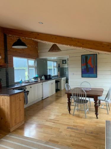 Kuchyň nebo kuchyňský kout v ubytování Artists and Writers Farm Space