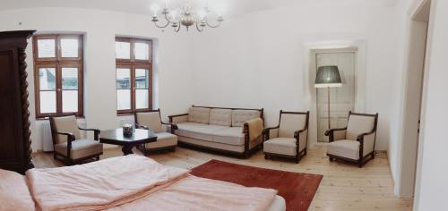 Un lugar para sentarse en Szent Flórián Tűzoltó Panzió Visegrád