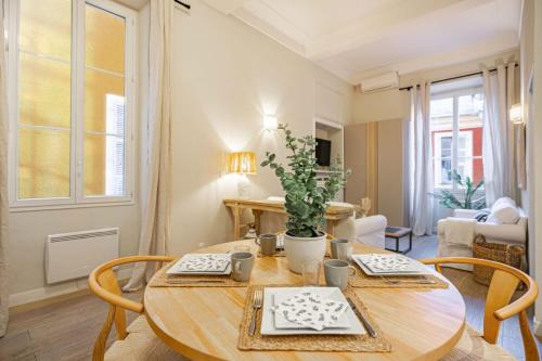 Elegant flat with AC, heart of old Nice, Walking to the Beach!