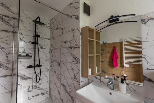 a bathroom with a sink and a shower and a mirror at Agroturystyka Na górce in Węgierska Górka