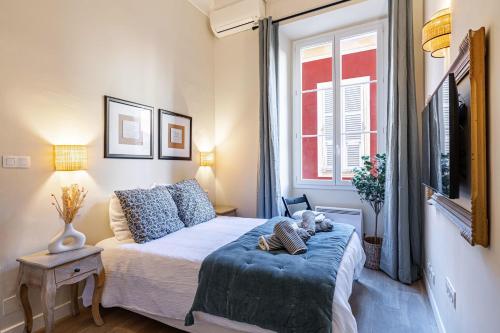 Elegant flat with AC, heart of old Nice, Walking to the Beach!