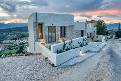 una casa en la ladera de una colina en AnNiko Suites Nafplio, en Nauplia