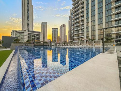 FIRST CLASS 1BR Creek Escape & Modern Elegance