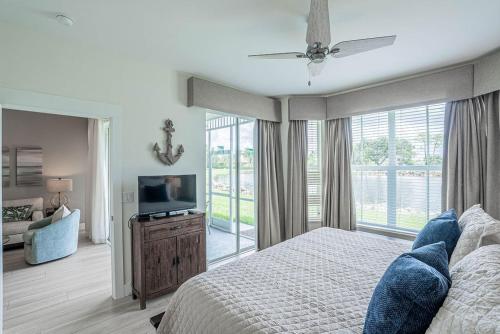 una camera da letto con un letto e una TV a schermo piatto di Positano Vacation Rental a Lely Resort