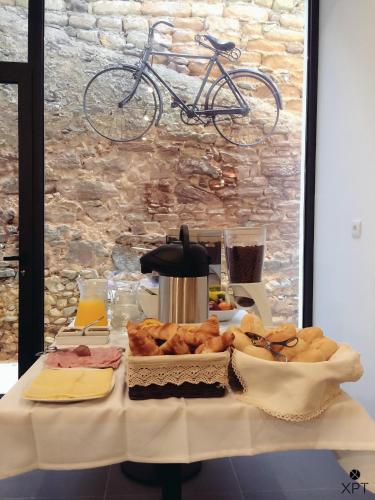 a table with a basket of bread and a bike at XPT Águeda - Alojamento Local in Águeda