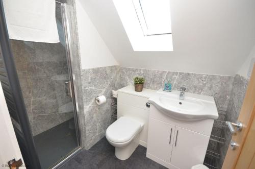 Et badeværelse på Rendezvous - stunning corner plot on the main river in Wroxham