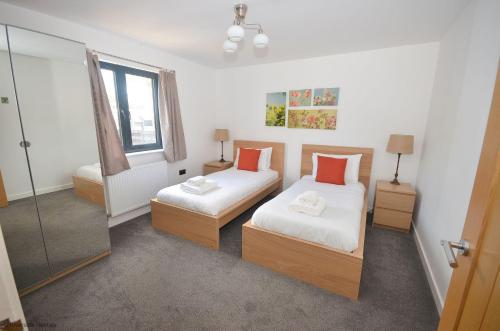 En eller flere senge i et værelse på Rendezvous - stunning corner plot on the main river in Wroxham