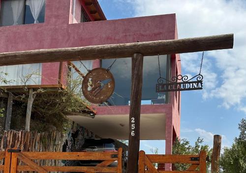 Το κτήριο όπου στεγάζεται  η παραθεριστική κατοικία