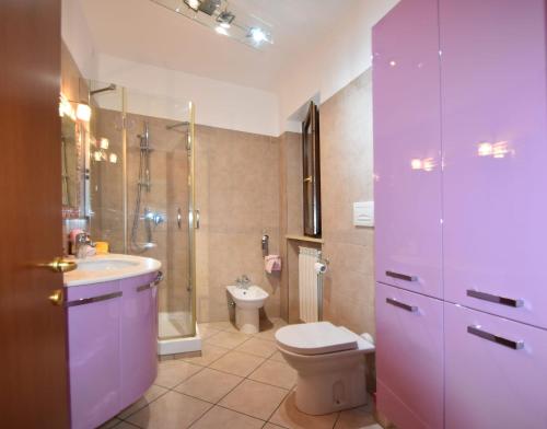 a bathroom with a toilet and a sink and a shower at Casa DiVa in Terni
