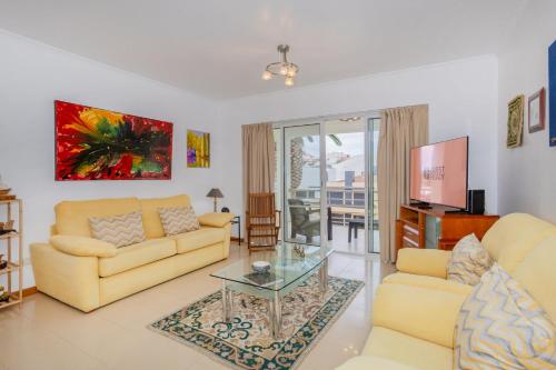 Posezení v ubytování GuestReady - Azorean retreat with Marina view