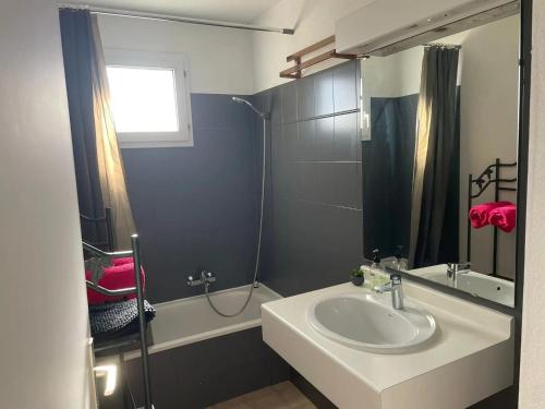 a bathroom with a sink and a shower at Appartement moderne à Fréjus, 60 m², piscine partagée in Fréjus