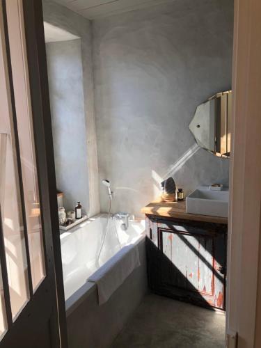 Una cama o camas en una habitación de Calone 17 Ile de Ré