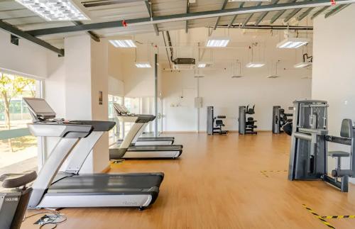 Fitness centrum a/nebo fitness zařízení v ubytování STUDIO UNIT ON 20th FLOOR WITH A BEAUTIFUL VIEW