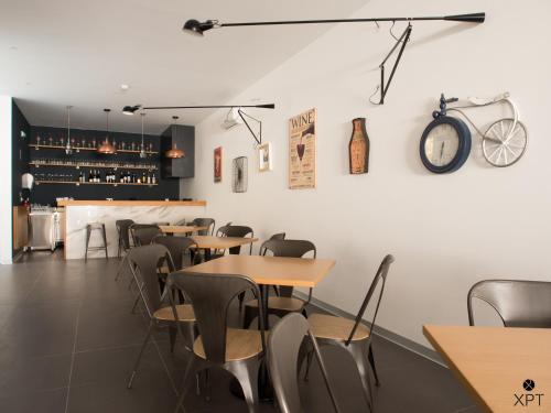 Um restaurante ou outro lugar para comer em XPT Águeda - Alojamento Local