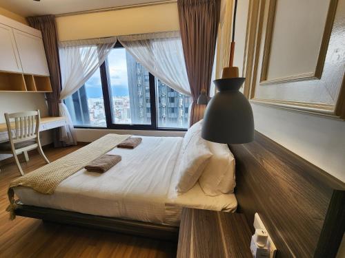 En eller flere senge i et værelse på French Vintage Luxury 2BR Suites at Georgetown