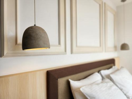 En eller flere senge i et værelse på French Vintage Luxury 2BR Suites at Georgetown