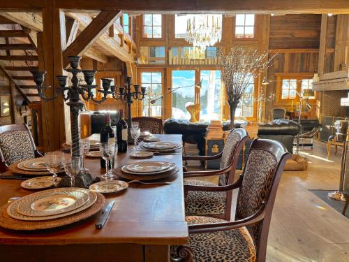 un tavolo in legno con sedie e una sala da pranzo di Chalet Hermine a Megève