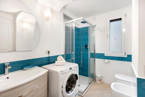 a bathroom with a washing machine and a sink at Nanninella Guest House in Minori