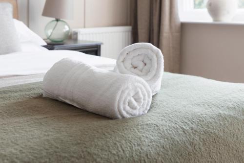 Book Whole Aparthotel - Sleeps 18 - Exclusive Use - by PureStay - Free Parking في ماتش وينلوك: منشفة بيضاء مطوية على السرير