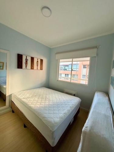 En eller flere senge i et værelse på Apartamento quadra mar