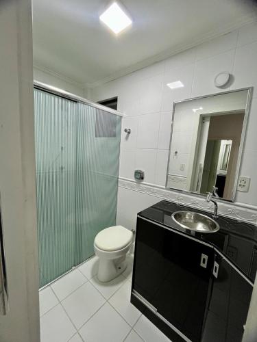 Et badeværelse på Apartamento quadra mar